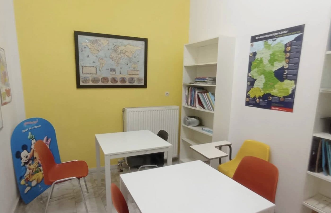 Αίθουσα διδασκαλίας με χάρτες, βιβλιοθήκη και θρανία στο Κέντρο Ξένων Γλωσσών Νομικού